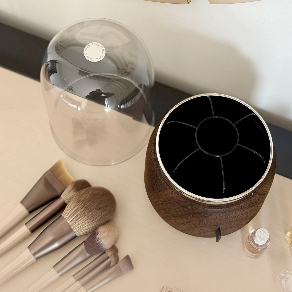 حامل فرش المكياج الفاخر، مناسب - مراجعة Luxury Skincare And Makeup Brands وسعره